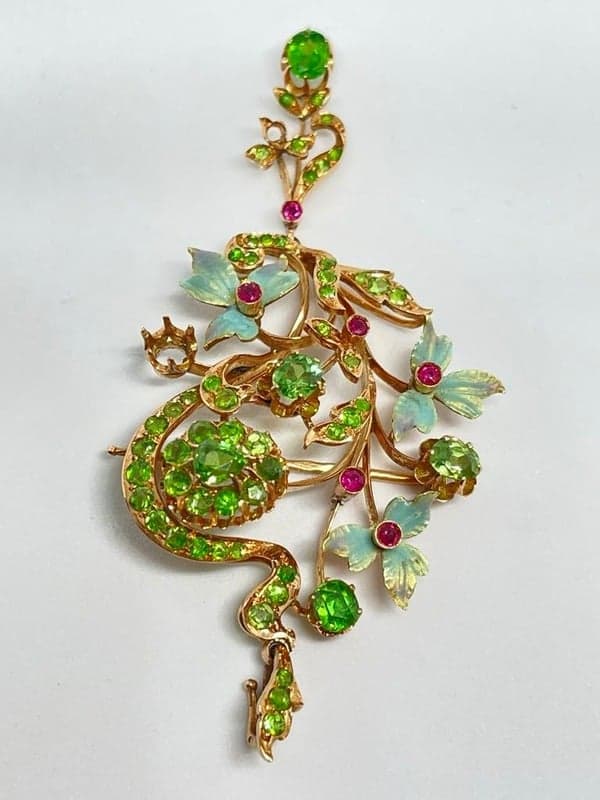 Gintaro žaliava ir karoliai